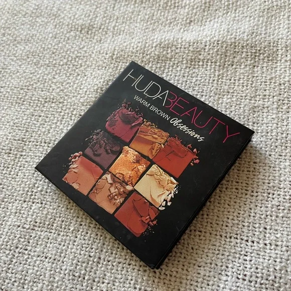 Huda beauty eyeshadow - Picture 2 of 2